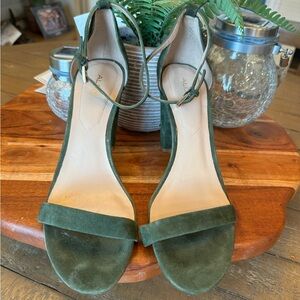 ALDO PUMP HEEL IN DARK GREEN SUEDE SIZE 9.5